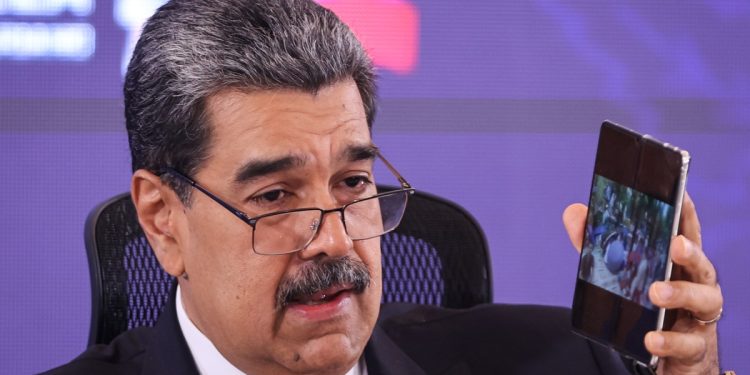 Venezuela lideri, Amerikalı casusların Huawei telefonlarını hackleyemediğini düşünüyor