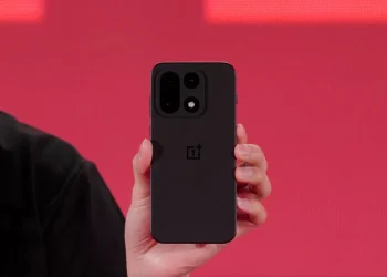 OnePlus 15’in İlk Resmi Görüntüsü — Yeni Kamera Yerleşimi ve Ultra İnce Kenarlar