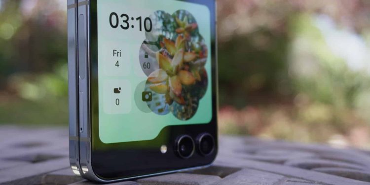 Eski Galaxy Z Flip Modelleri Nihayet Kapak Ekranında Gemini Erişimi Sağladı