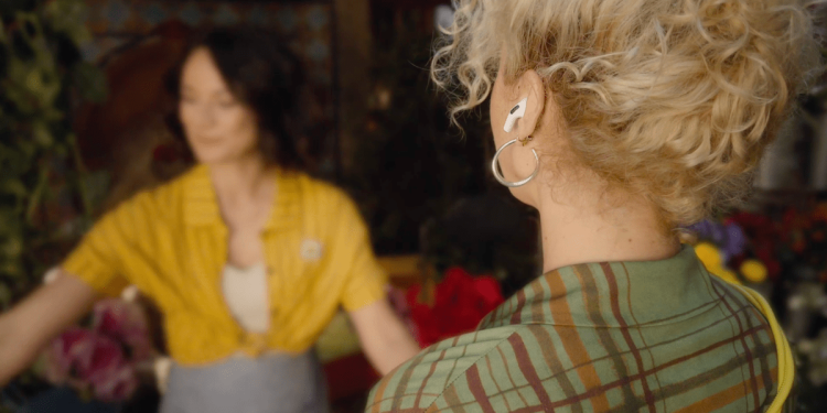 Apple’ın AirPods için yeni canlı çeviri özelliği, Avrupa’da lansmanda yok.