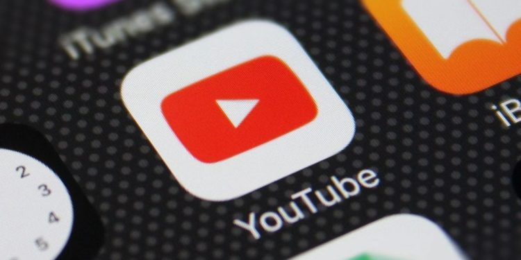 YouTube, tüm içerik üreticilerine çok dilli ses özelliğini sunuyor.