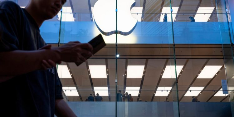 Apple, Texas’ın yaş doğrulama yasasına uyum sağlarken gizlilik risklerine dikkat çekti.