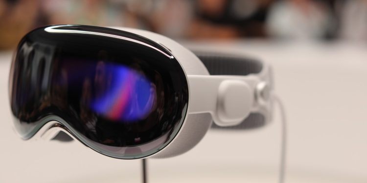 Apple, Vision Pro revizyonunu erteleyip AI gözlüklere odaklandı.