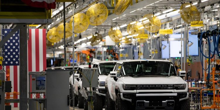 GM, Elektrikli Araç ve Batarya Fabrikası Çalışanlarını İşten Çıkarıyor