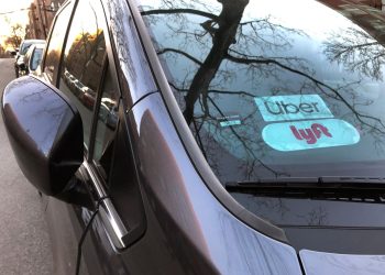 Newsom, Uber ve Lyft sürücülerine sendika kurma hakkı tanıyan yasayı imzaladı.