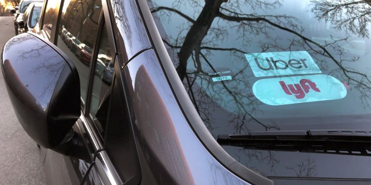 Newsom, Uber ve Lyft sürücülerine sendika kurma hakkı tanıyan yasayı imzaladı.