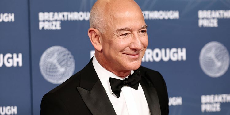 Bezos, yakın gelecekte milyonlarca insanın uzayda yaşayacağını öngörüyor.
