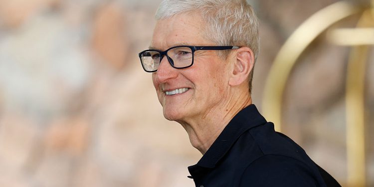 Tim Cook: Apple, AI alanında birleşme ve satın almalara açık