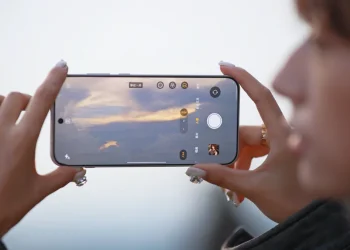 OnePlus 15’ten “Düşürülmüş” Ekran, Aslında Büyük Bir Gelişme Olabilir