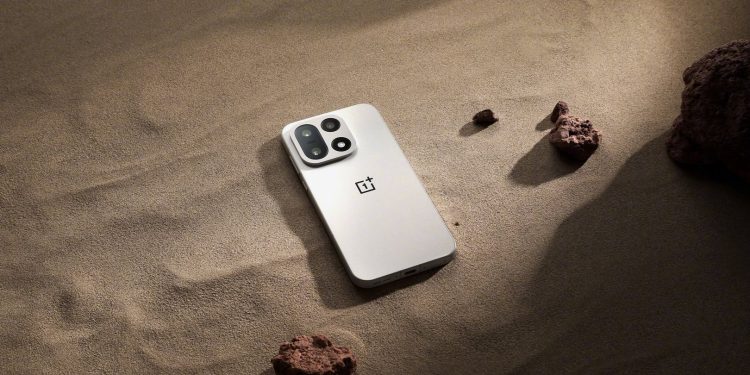 OnePlus 15, Geleneksel Lansman Takvimini Bozarak Erken Küresel Tanıtım Yapacak