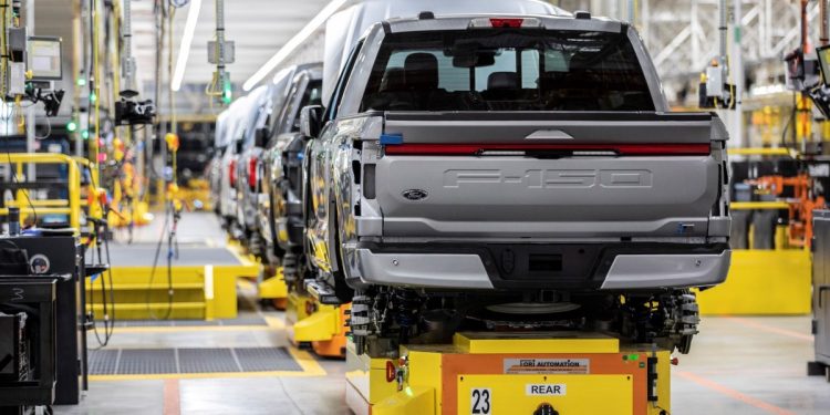 Ford, F-150 Lightning üretimini bir süreliğine durdurdu.