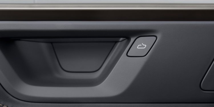 Rivian, R2 SUV’sinin kapı kollarını güvenlik için yeniden tasarlıyor.
