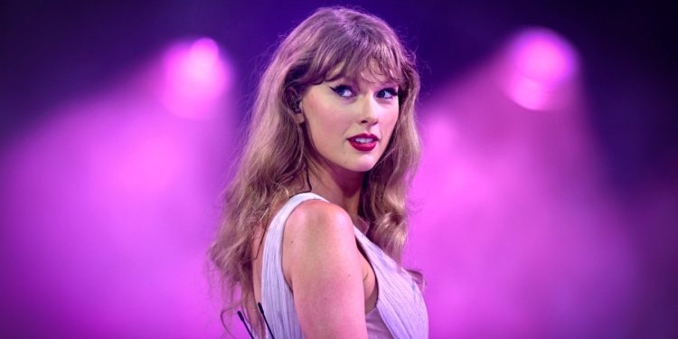 Taylor Swift’in Google av videolarında AI kullandığını iddia ettiler.