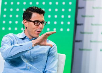 Rivian CEO’su, R2 lansmanı öncesi pazarlama direktörlüğüne geçiş yaptı.