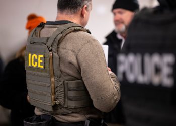 ICE, Telefonları Gözetlemek için Sahte Hücre Kuleleriyle Donatılmış Araçlar Aldı