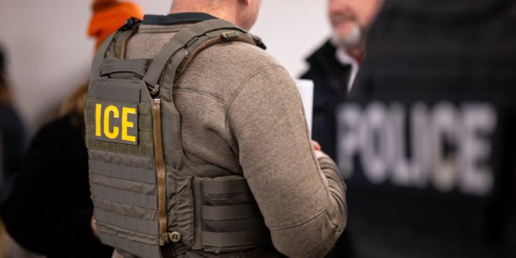 ICE, Telefonları Gözetlemek için Sahte Hücre Kuleleriyle Donatılmış Araçlar Aldı